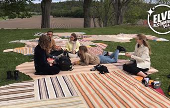 Piknik & Kunst – Healing Blanket på Strømsø torg