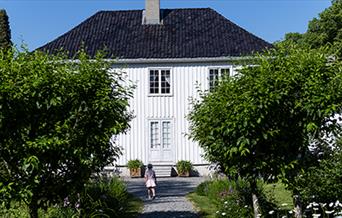 Sommer i den historiske hagen foran Marienlyst.