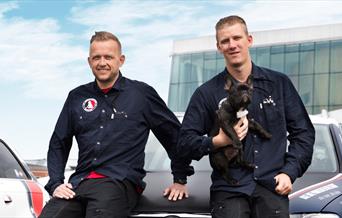 På 2 timer viser vi deg teknikker for å få en trygg og rolig hund.