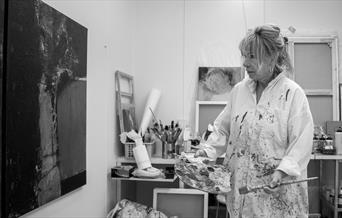 Yngvill Lassem i atelier