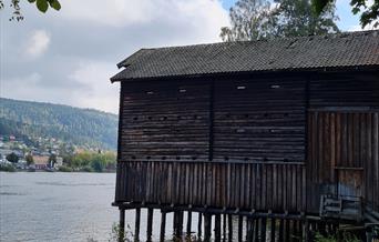 Sjøboden ved elva
