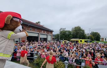Brannbamsen Bjørnis på Mjøndalen brannstasjon