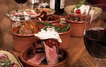 Variert tapas og rødvin