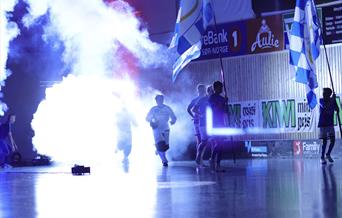 Det er show i Mjøndalshallen både før og under kampene!