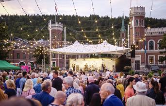 Festivaltorget under Elvefestivalen