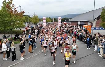 Start ved Drammenshallen (til høyre i bildet)