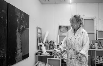 Kunstneren i sitt atelier