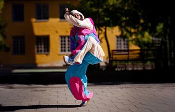 Danser: Ornilia Ubisse, koreografi av Chriz Nypan. Foto: Neil Nisbet/Panta Rei Danseteater