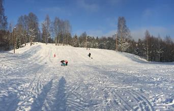 Akebakker, lek og morro i snøen