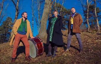 Når folkemelodiene og -historiene formes på nytt i Østerlides lydverden får de nye sjatteringer av farger, lys og skygge, men er fortsatt de samme: – Nye og gamle på samme tid!