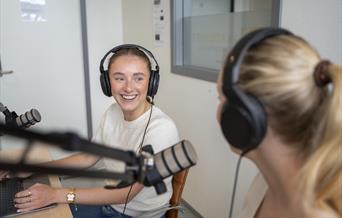 elev på medier og kommunikasjon på akademiet vgs drammen smiler.
