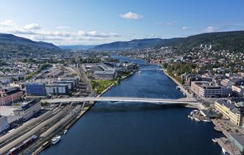 Illustrasjon av ny bybru i Drammen. Etter planen skal den stå klar høsten 2025
