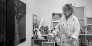 Yngvill Lassem i atelier