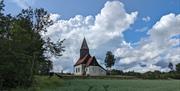 Arrangementet er rett ved Fiskum gamle kirke
