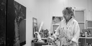 Kunstneren i sitt atelier
