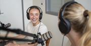 elev på medier og kommunikasjon på akademiet vgs drammen smiler.