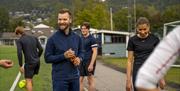lærer og elever på akademiet aktiv har time i kroppsøving på akademiet.
