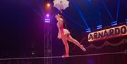 Linedanser Marine Durand er ballerina fra Paris og imponerer stort på stram line i Cirkus Arnardos jubileumsshow.