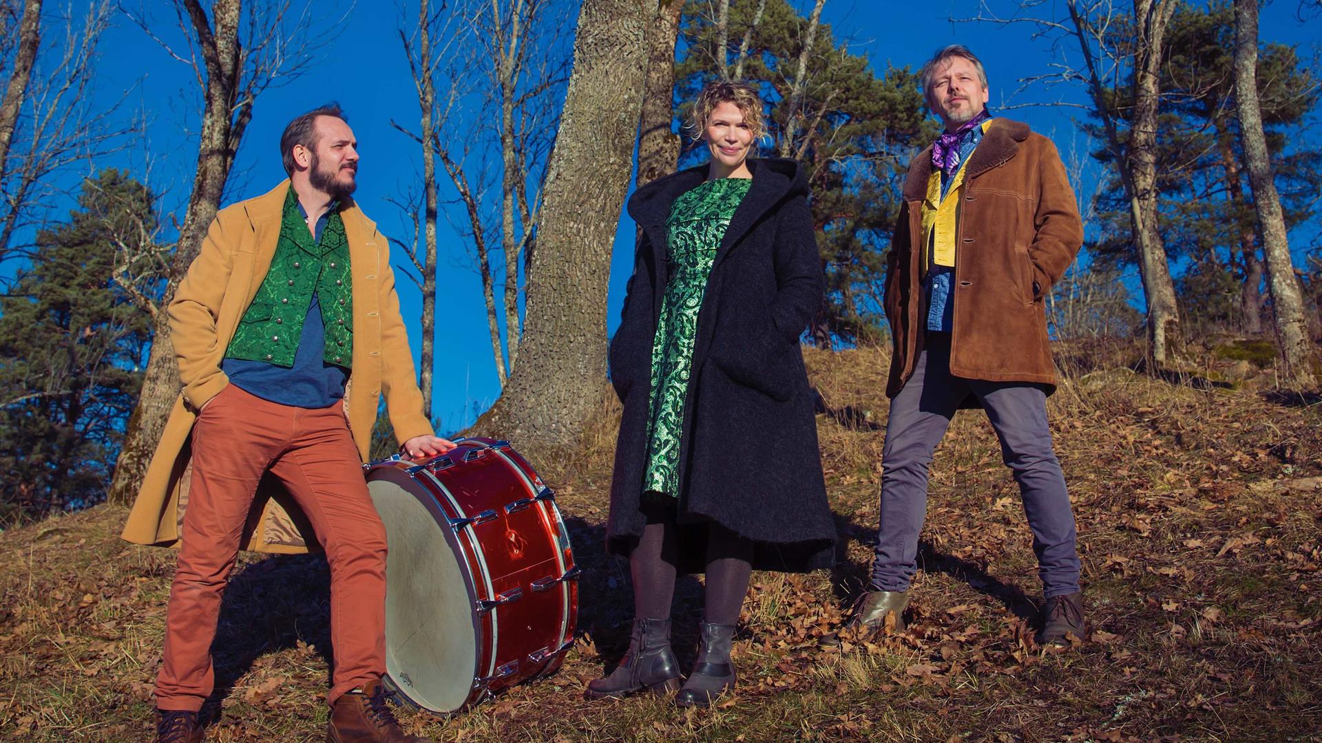 Når folkemelodiene og -historiene formes på nytt i Østerlides lydverden får de nye sjatteringer av farger, lys og skygge, men er fortsatt de samme: – Nye og gamle på samme tid! Når folkemelodiene og -historiene formes på nytt i Østerlides lydverden får de nye sjatteringer av farger, lys og skygge, men er fortsatt de samme: – Nye og gamle på samme tid!