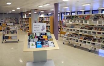 Biblioteket er i Rådhuset i Hokksund